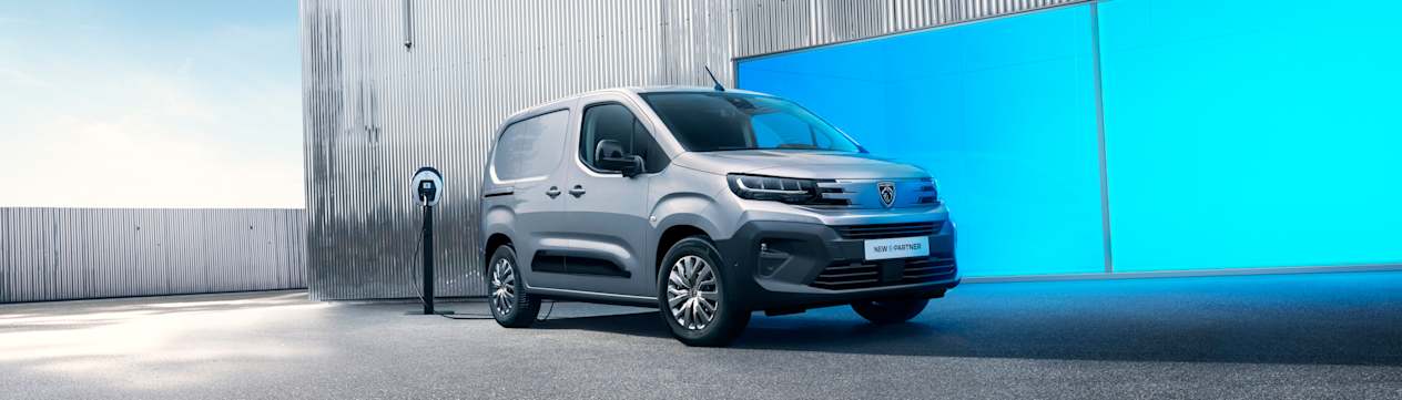 Peugeot Partner 2024 : trois quarts avant droit avec borne de recharge