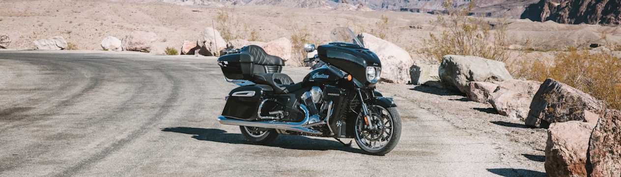 Indian Roadmaster Powerplus Limited 2025 : trois quarts avant droit statique dans le désert