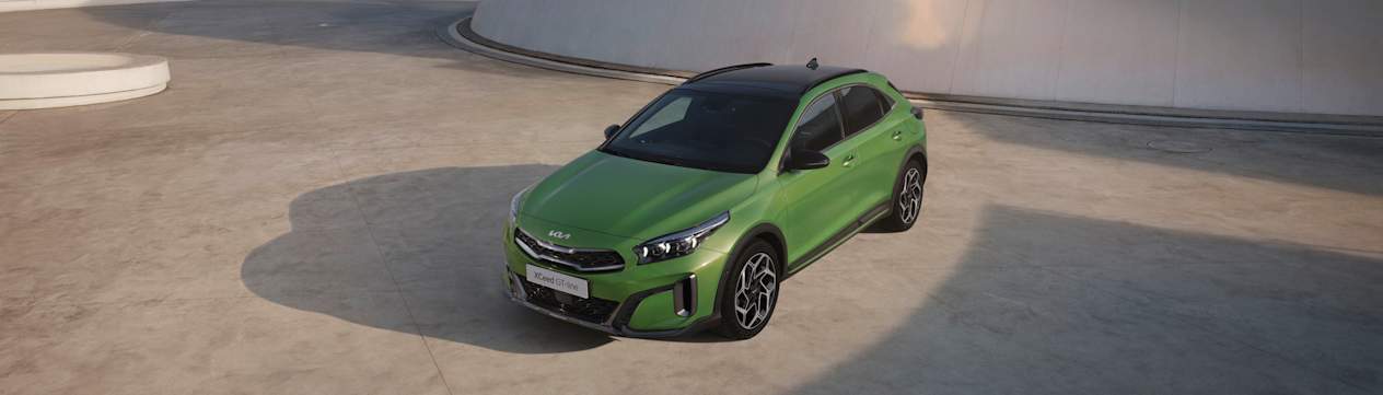 Kia Xceed 2022 GT Line : Trois quart avant gauche en vue plongeante
