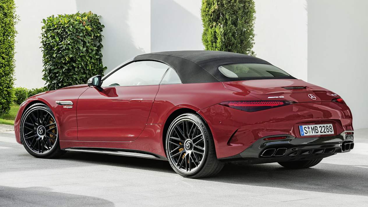 Mercedes-AMG SL (2021) : Modèles SL 55 et SL 63 de trois quart avant et trois quart arrière