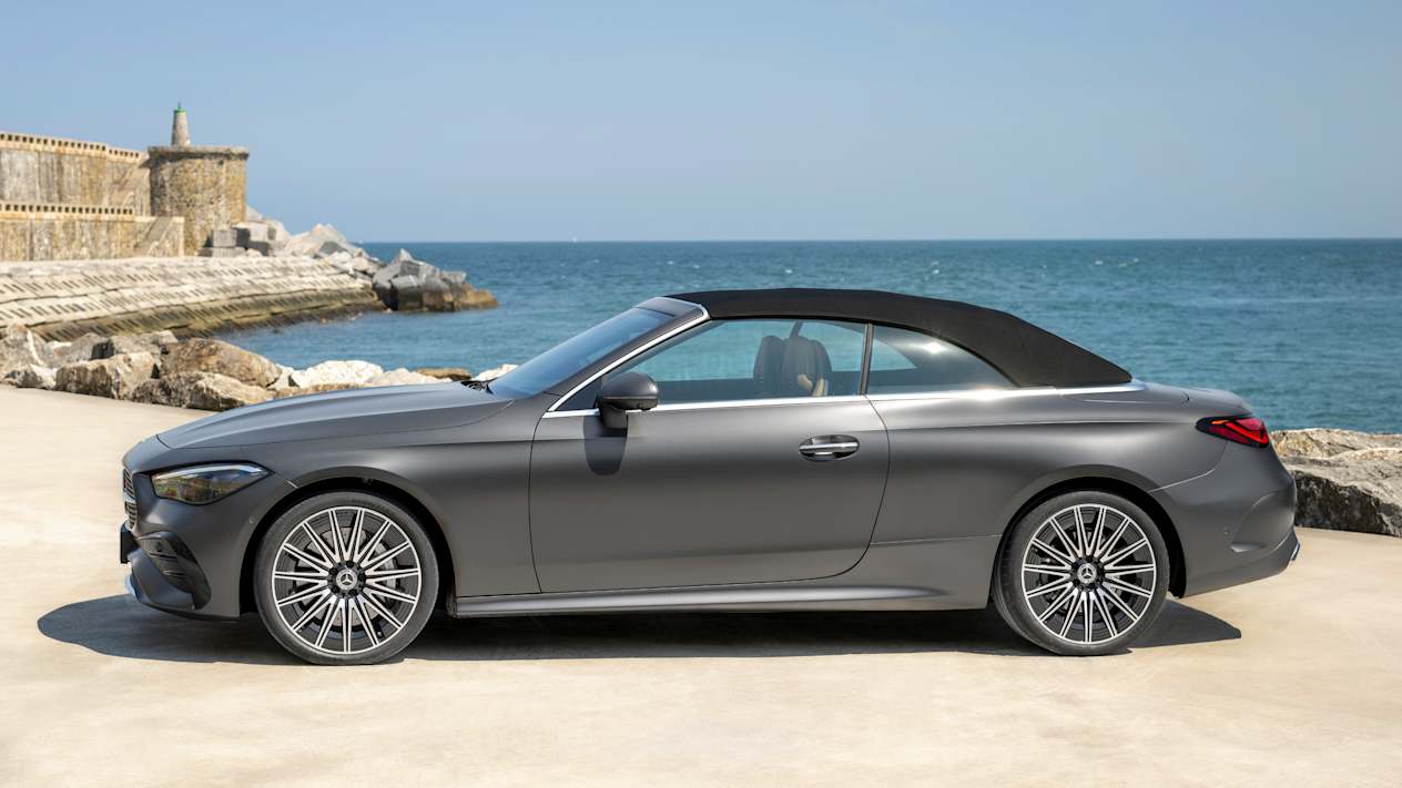 Mercedes CLE Cabriolet 2024 : capotée vue profil gauche statique en bord de mer