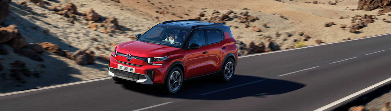 Citroën C3 Aircross 2024 : trois quarts avant gauche sur route dans le désert