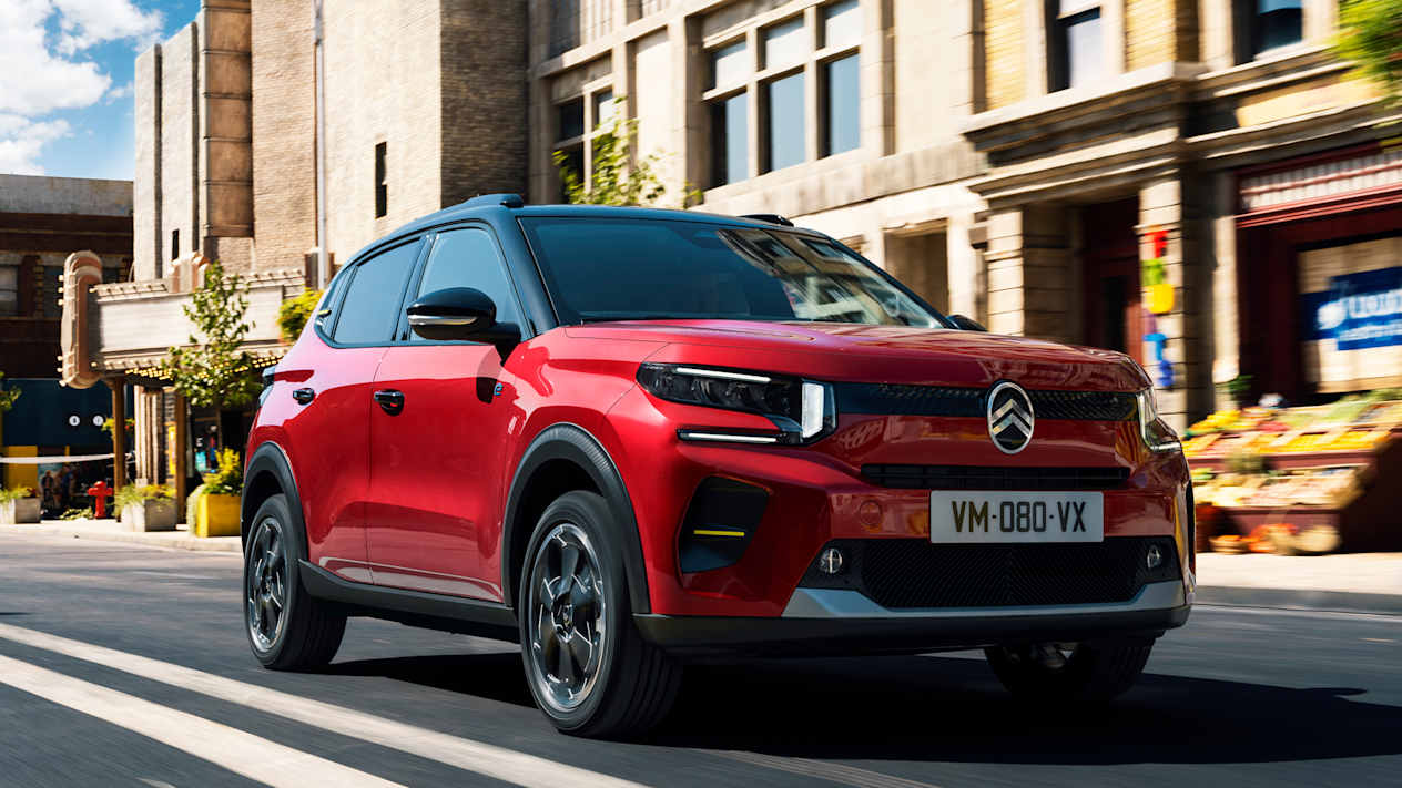 Citroën C3 2024 rouge : trois quarts avant droit dans la rue