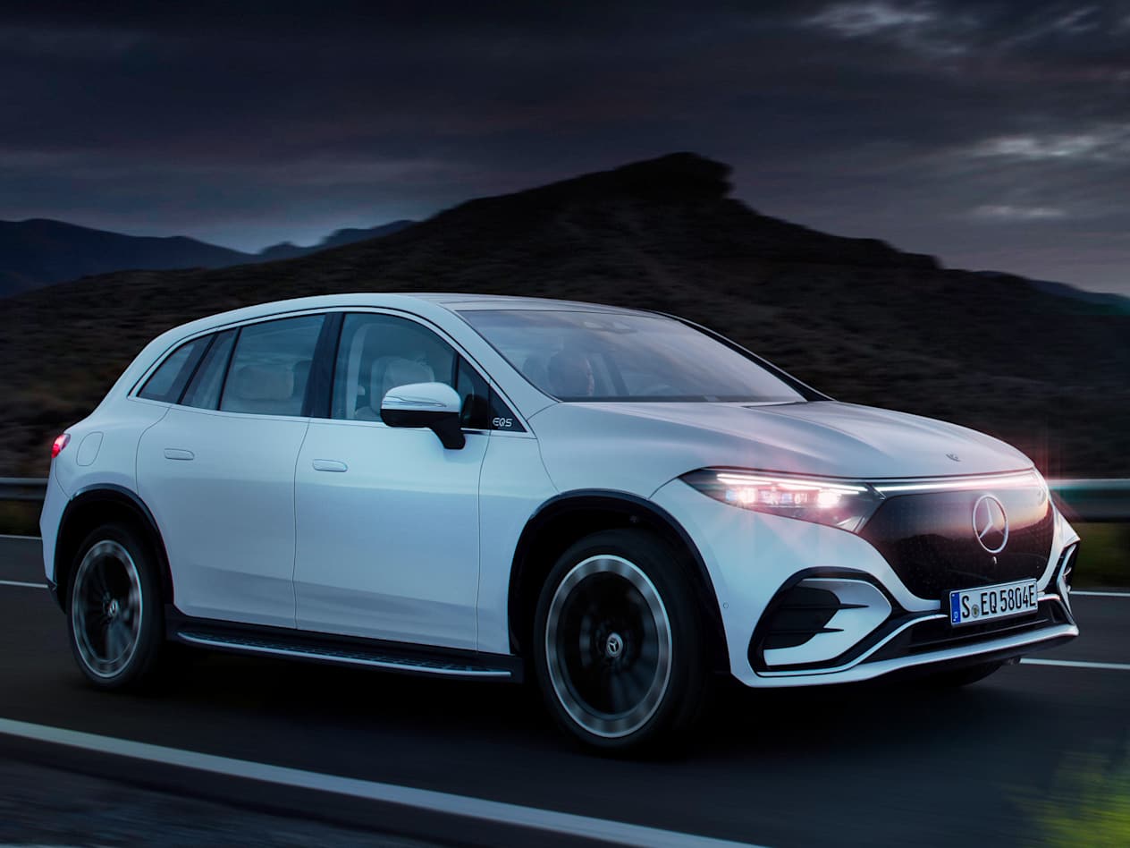 Mercedes EQS SUV 2022 : phares allumés sur la route de nuit