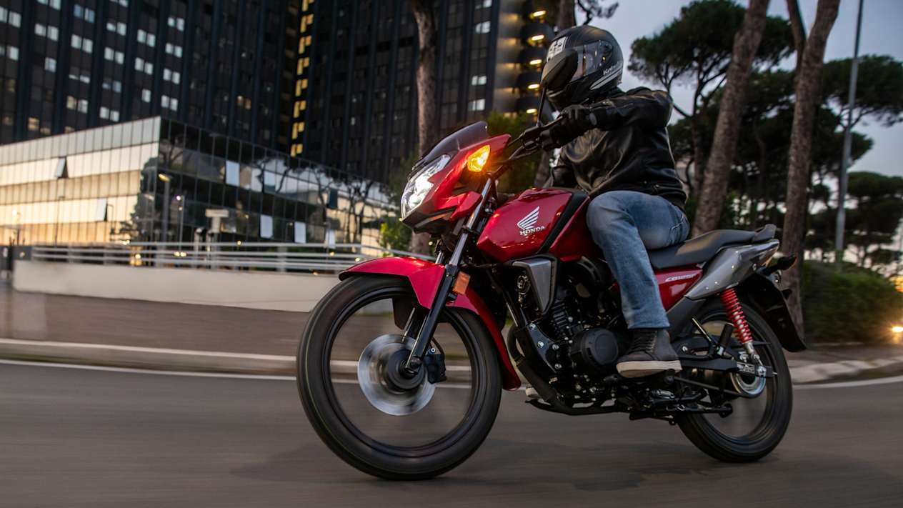 Honda CB125F 2021 : trois quarts avant gauche sur route