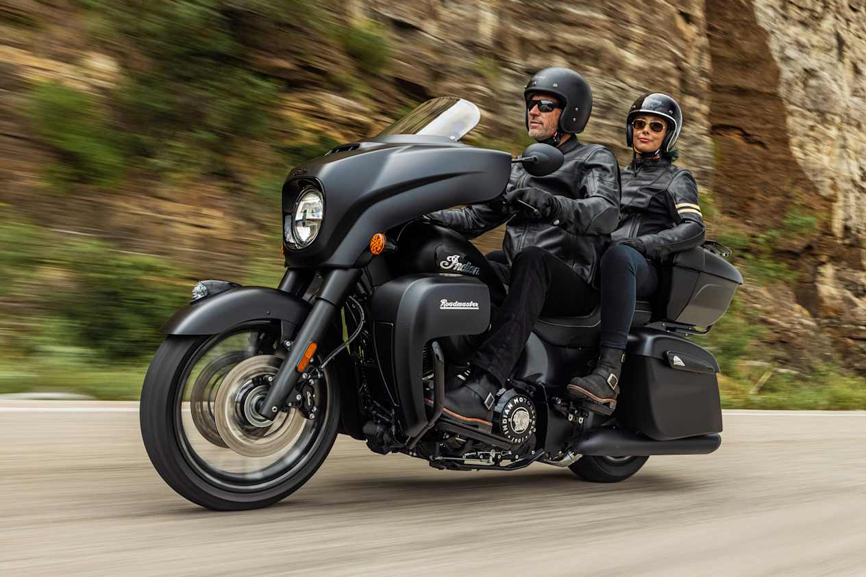 Indian Roadmaster Dark Horse 2024 : trois quarts avant gauche sur route