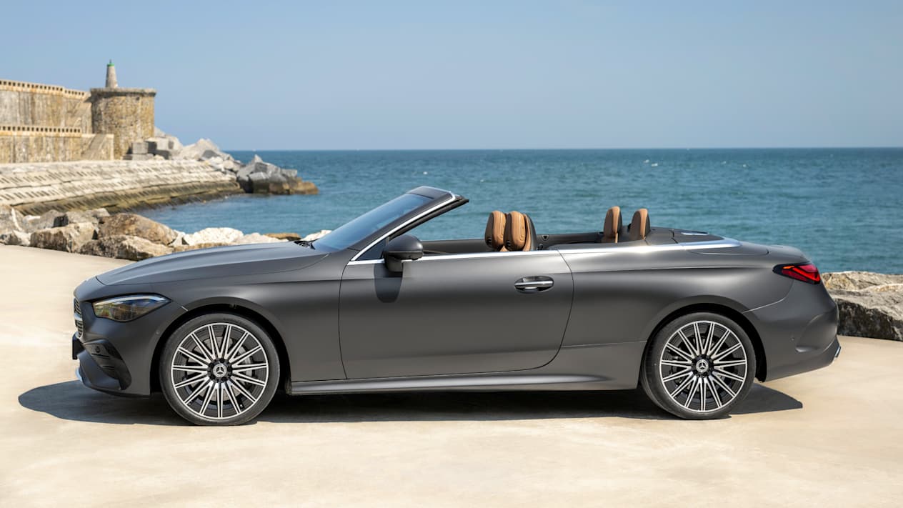 Mercedes CLE Cabriolet 2024 : décapotée vue profil gauche en bord de mer