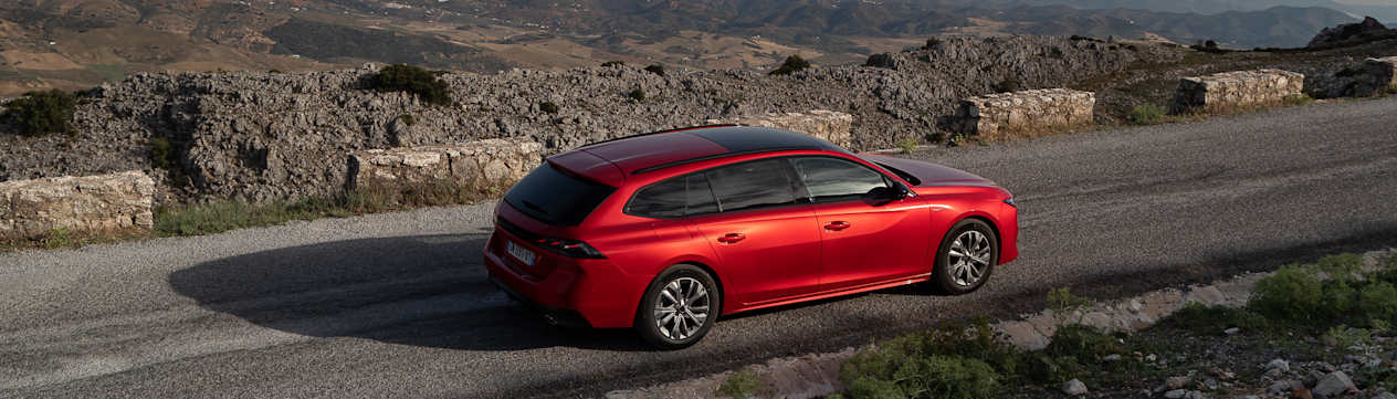 Peugeot 508 SW 2023 : trois quarts arrière droit sur route