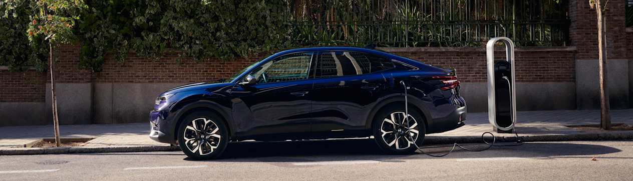 Citroën C4X 2025 : profil gauche garé dans la rue en charge