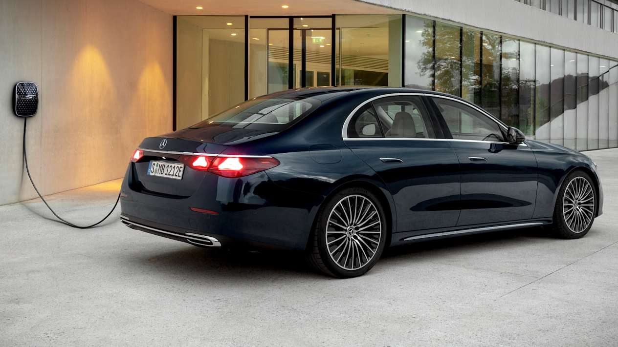 Mercedes Classe E 2023 : trois quarts arrière droit en charge