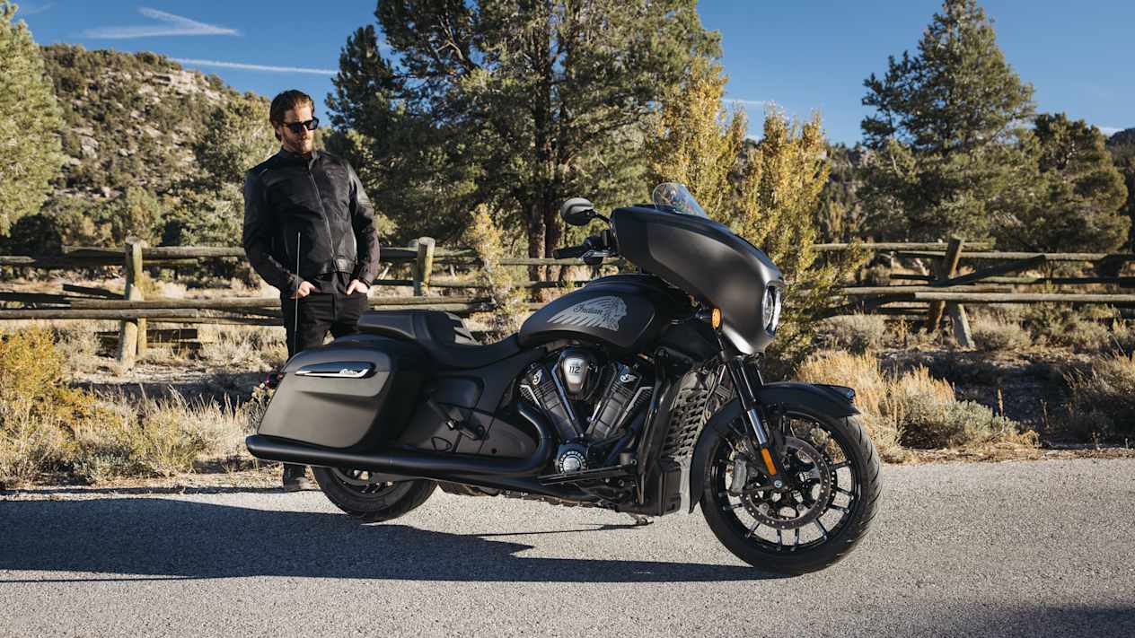 Indian Chieftain Powerplus Dark Horse 2025 : trois quarts avant droit statique avec modèle
