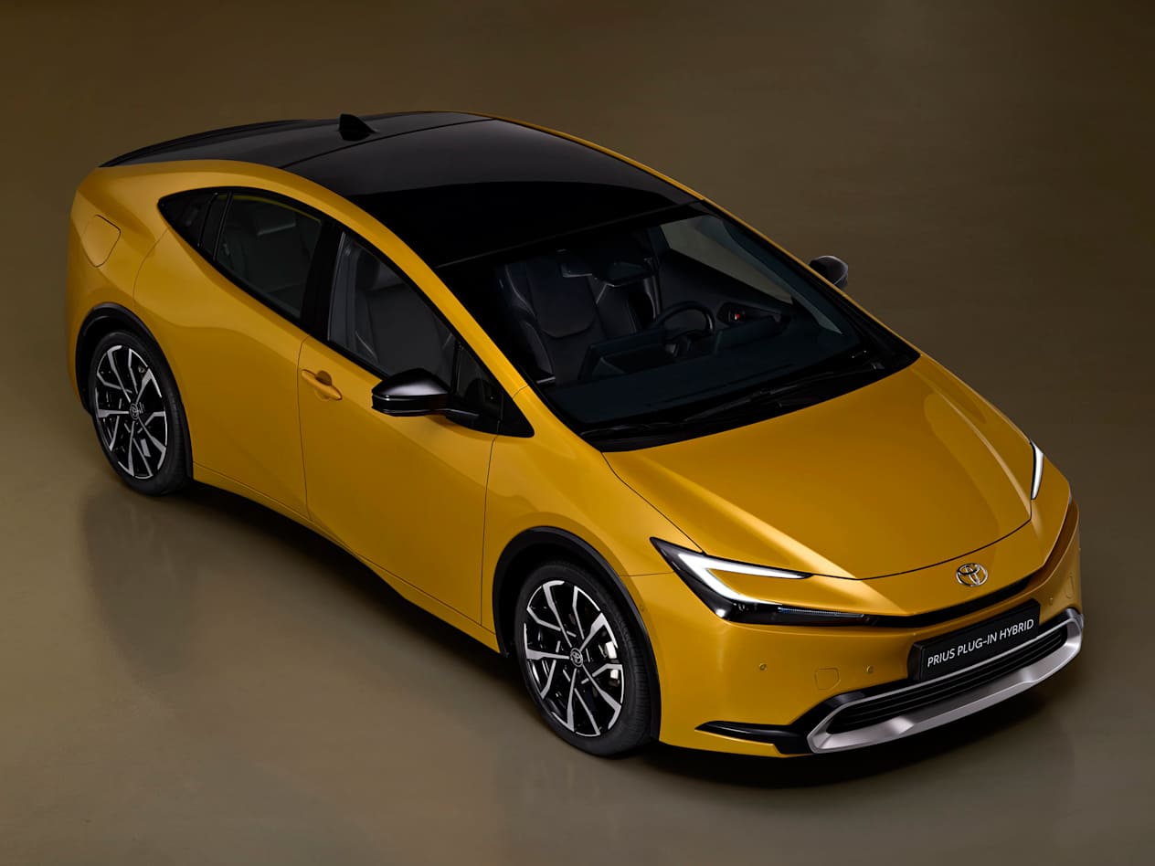 Toyota Prius 2023 : Trois quart avant droit en vue plongeante
