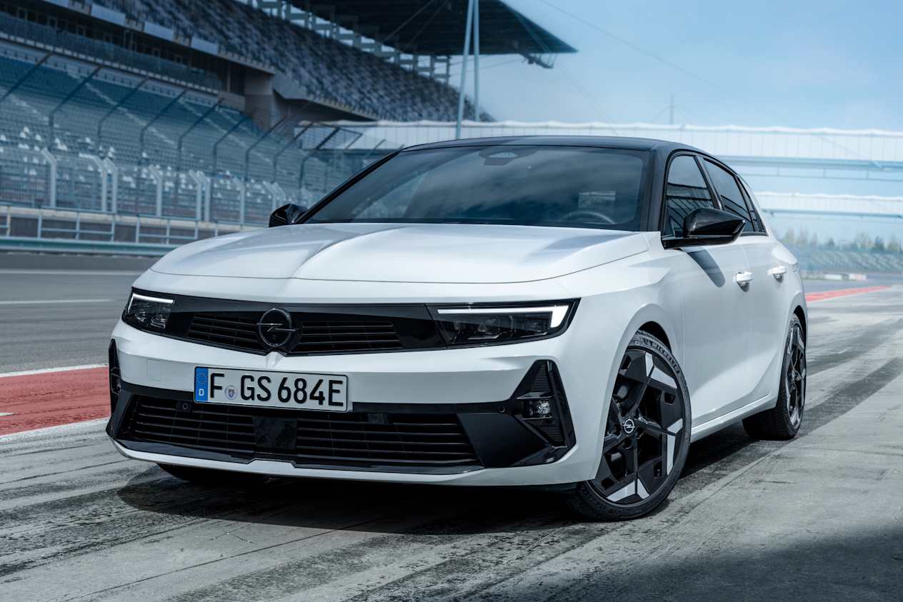 Opel Astra GSe 2022 : trois quarts avant gauche statique sur circuit