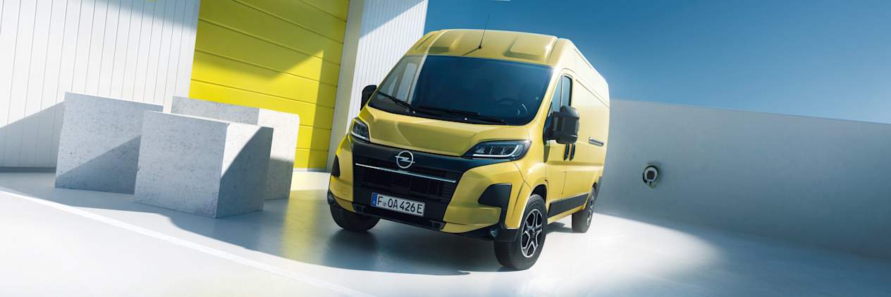 Opel Movano 2024 : trois quarts avant gauche statique