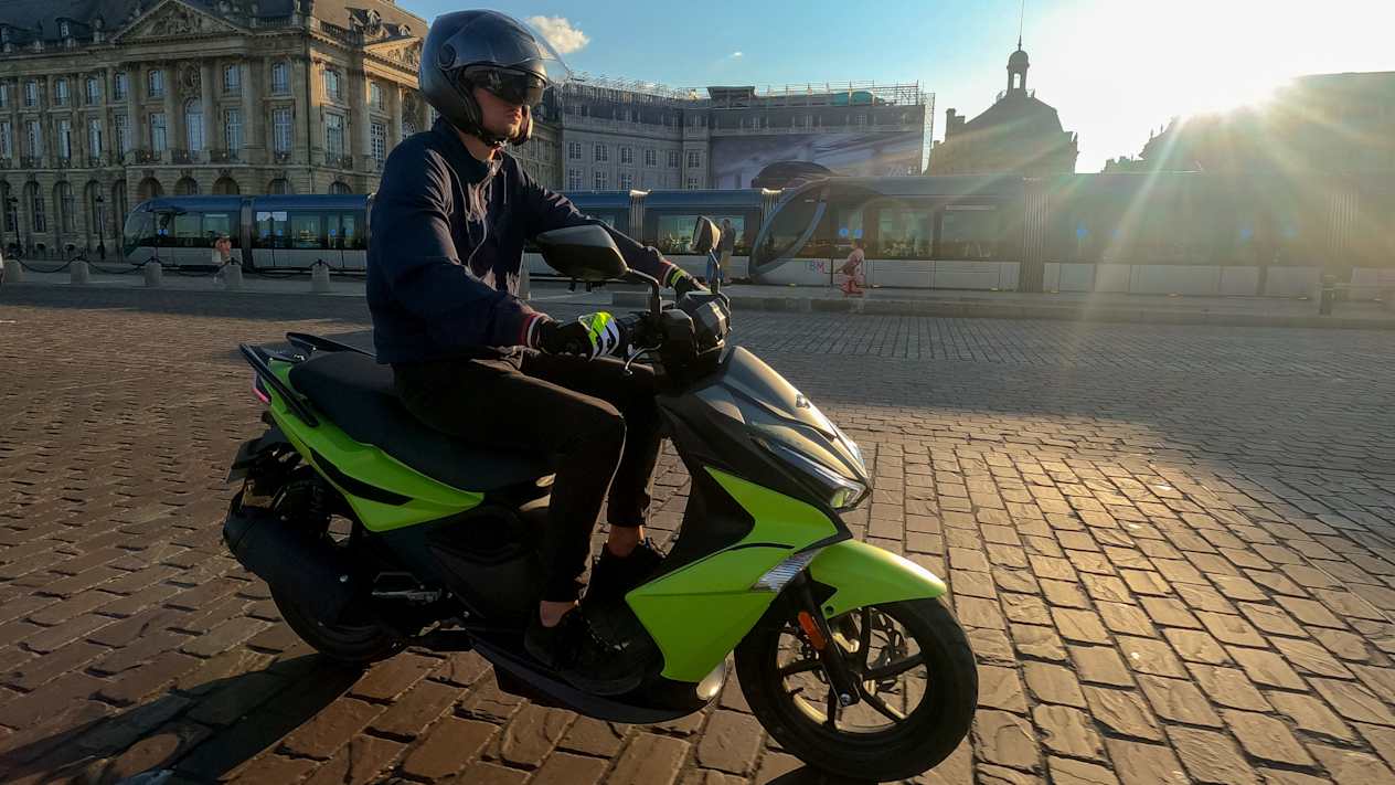 Kymco Super 8 R 2024 : profil droit en centre ville