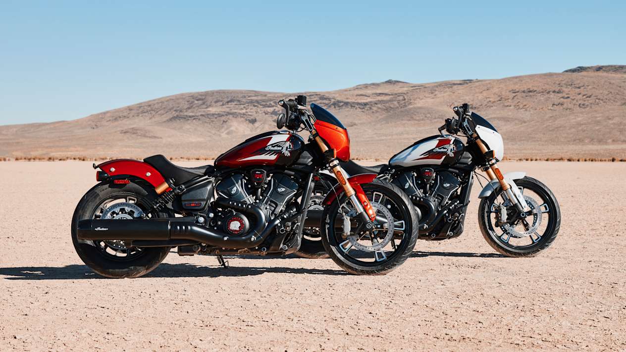 Indian Scout 101 2025 Sunset Red Metallic et Ghost White Metallic de profil dans le désert