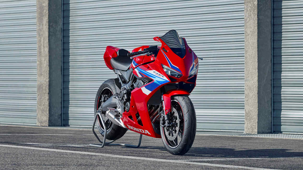 Honda CBR650R 2024 : trois quarts avant droit statique devant les stands