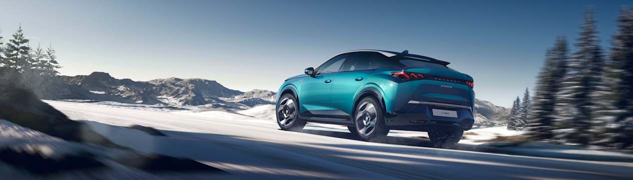 Peugeot 3008 Dual Motor 2025 : trois quarts arrière gauche sur route enneigée