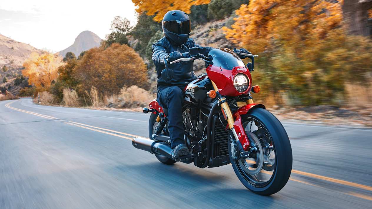 Indian Scout 101 2025 Sunset Red Metallic : trois quarts avant droit sur route