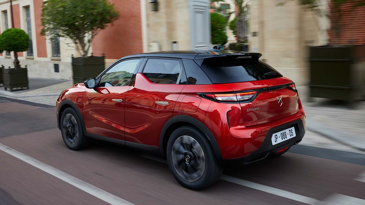 DS 3 : trois quarts arrière gauche dans la rue
