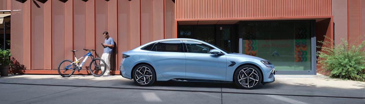 BYD Seal 2023 : profil droit garée dans la rue