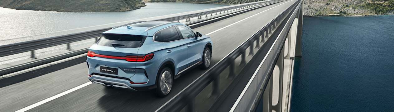 BYD Seal U 2023 : trois quarts arrière droit sur un pont