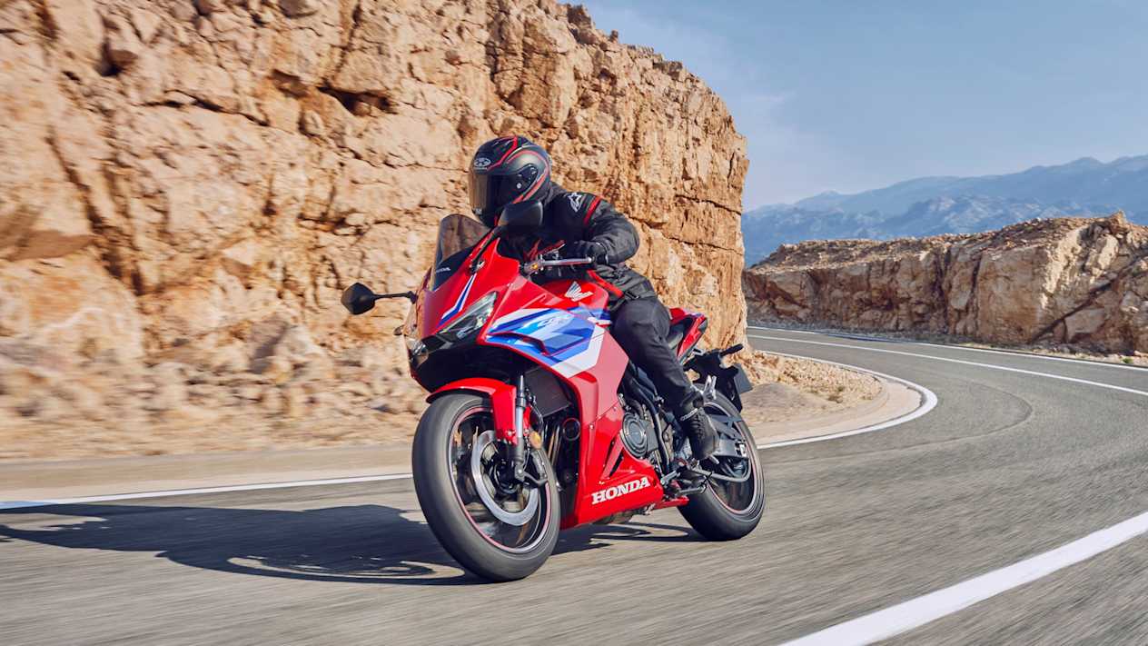 Honda CBR500R 2024 : trois quarts avant gauche en virage
