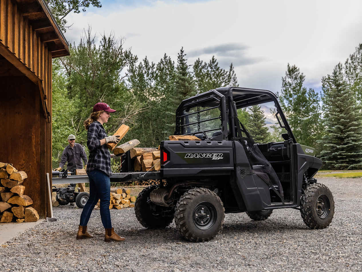 Polaris Ranger 570 2023 : trois quarts arrière chargement de bois dans la benne