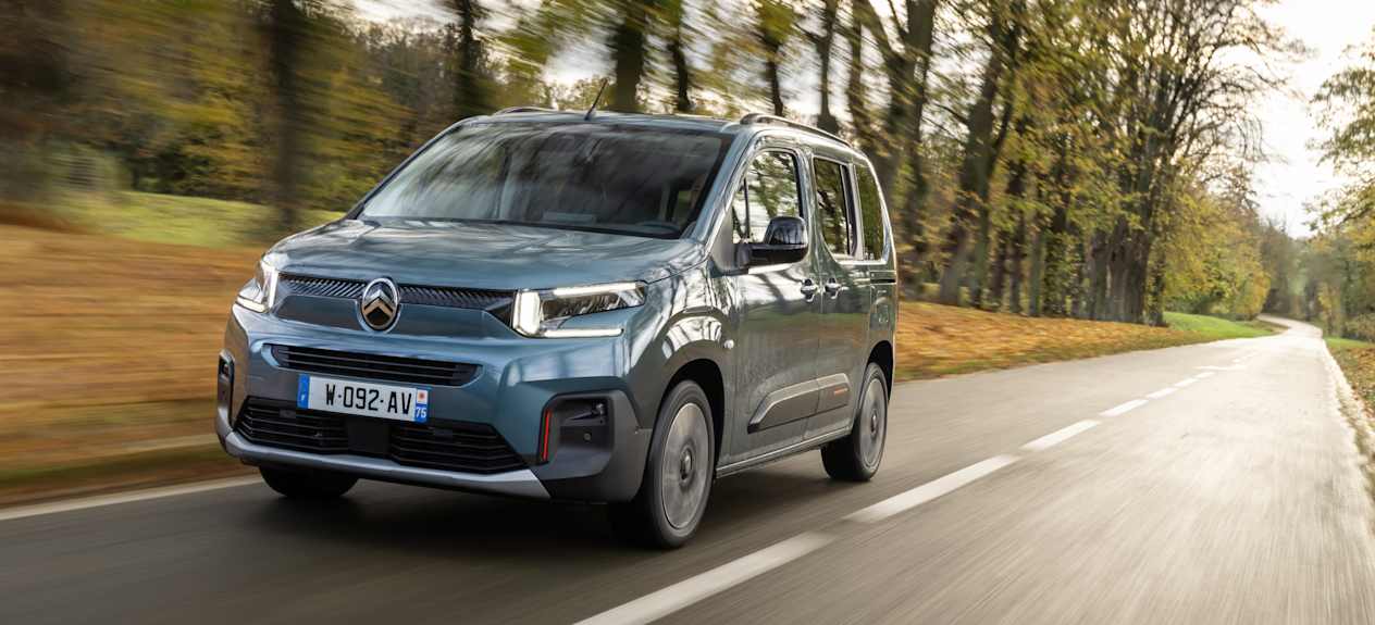 Citroën Berlingo 2024 : trois quarts avant gauche sur route en automne