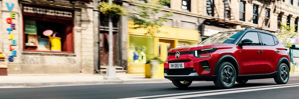 Citroën C3 2024 rouge : trois quarts avant gauche dans la rue