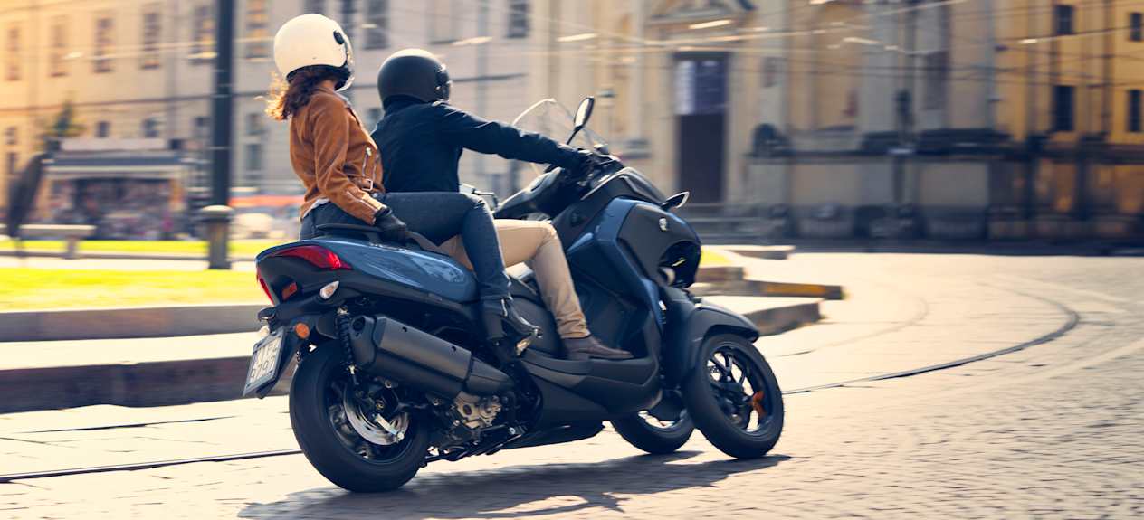 Yamaha Tricity 300 2024 : trois quarts arrière droit avec passager