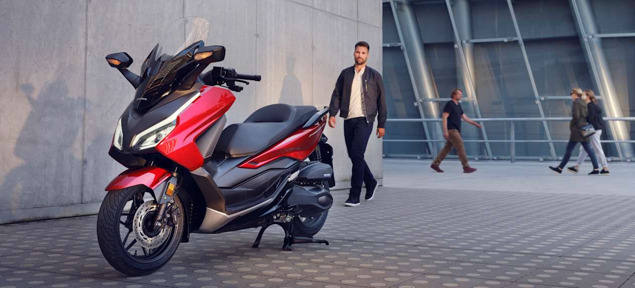 Honda Forza 350 2023 : trois quarts avant gauche statique