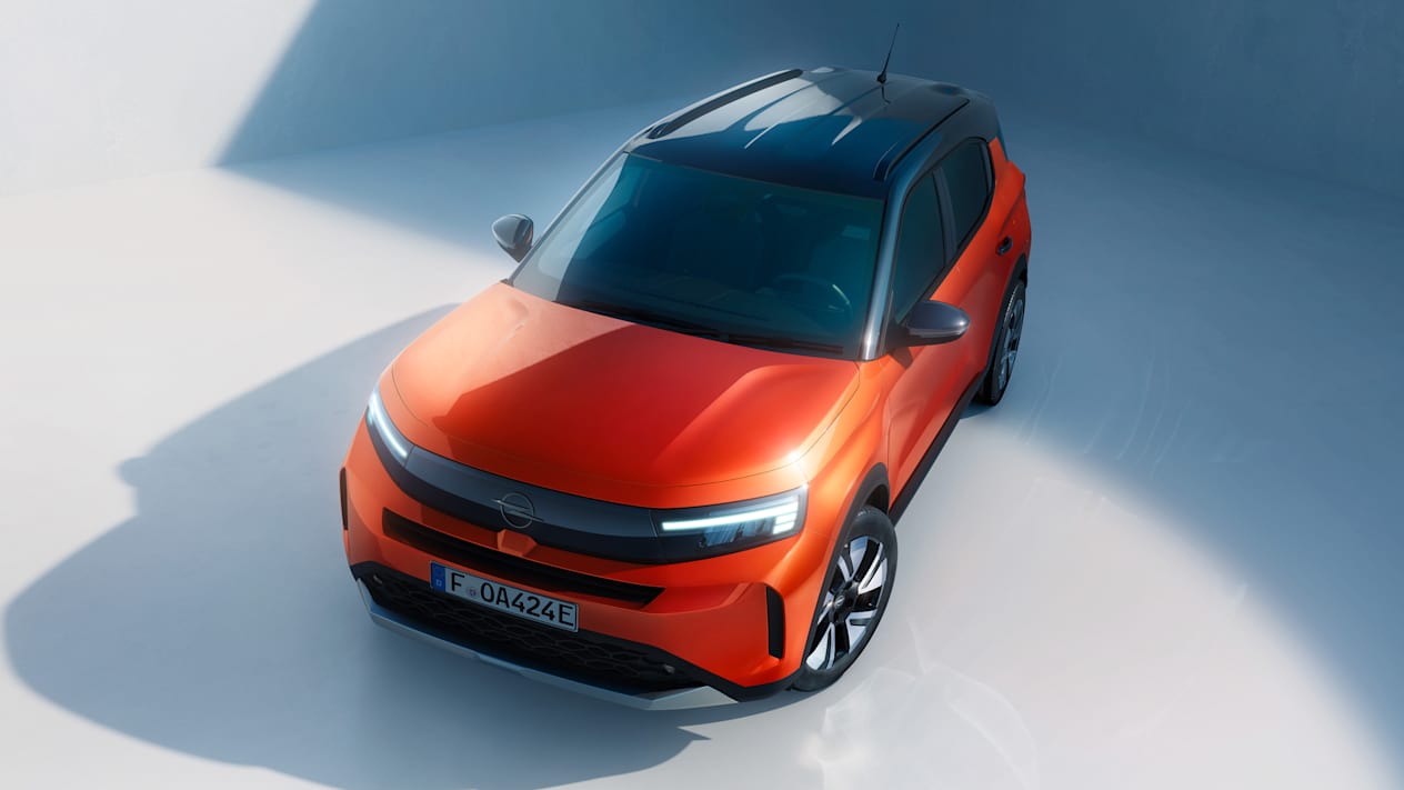Opel Frontera 2024 : trois quarts avant gauche en vue plongeante