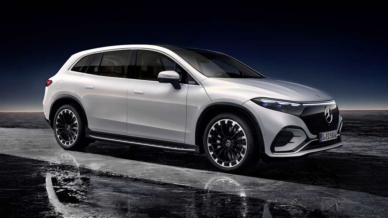 EQS SUV de Mercedes-EQ : Trois quart avant droit en couleur blanche