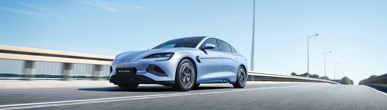 BYD Seal 2023 : trois quarts avant gauche en contre-plongée sur autoroute