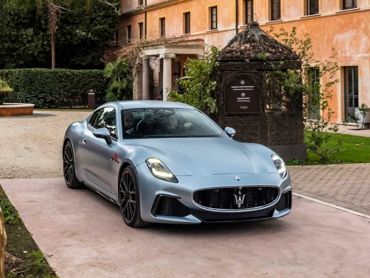 Maserati GranTurismo devant villa italienne