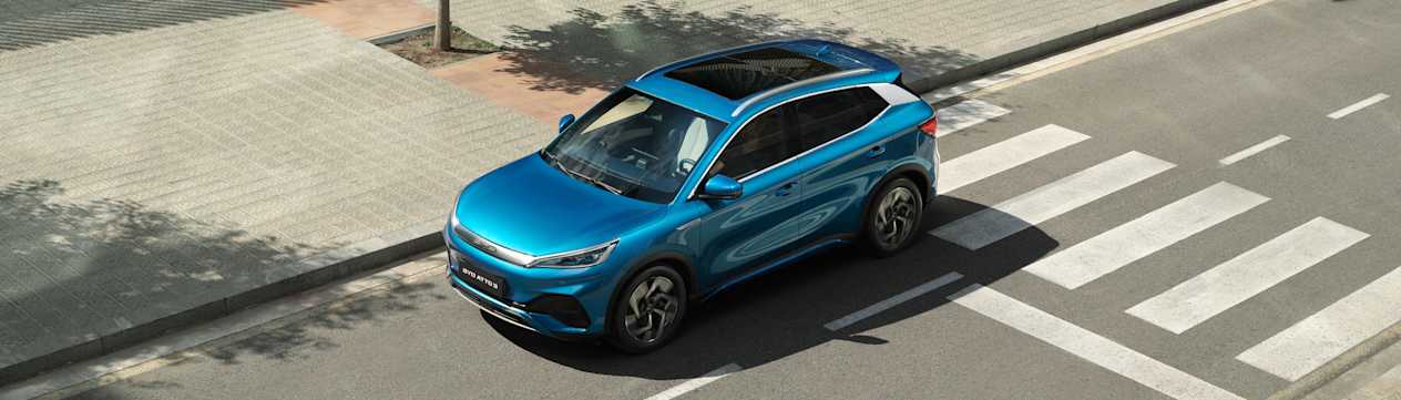 BYD Atto 3 2022 : trois quarts avant gauche en vue plongeante dans la rue