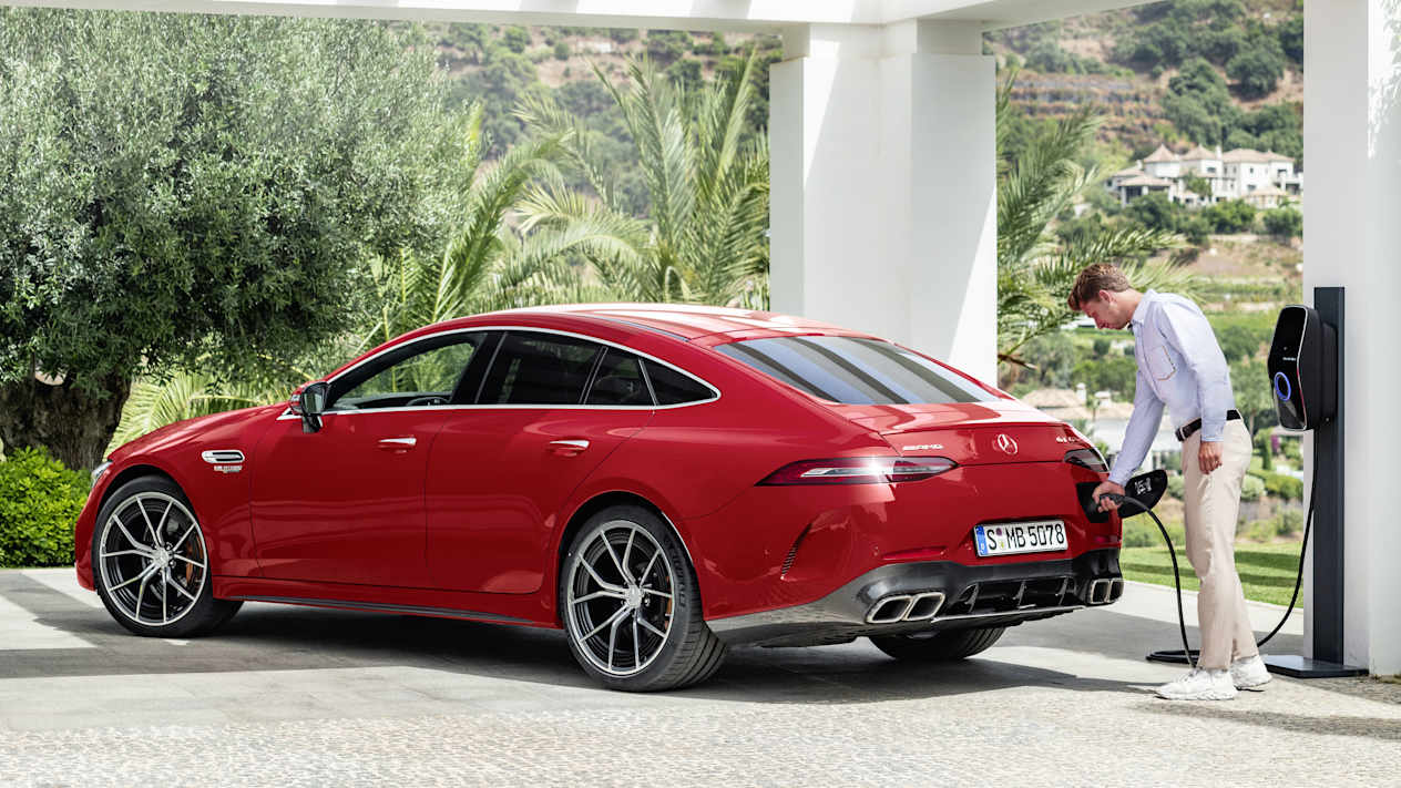 Mercedes-AMG GT Coupé 4 Portes 63 S E Performance : Trois quart arrière en recharge