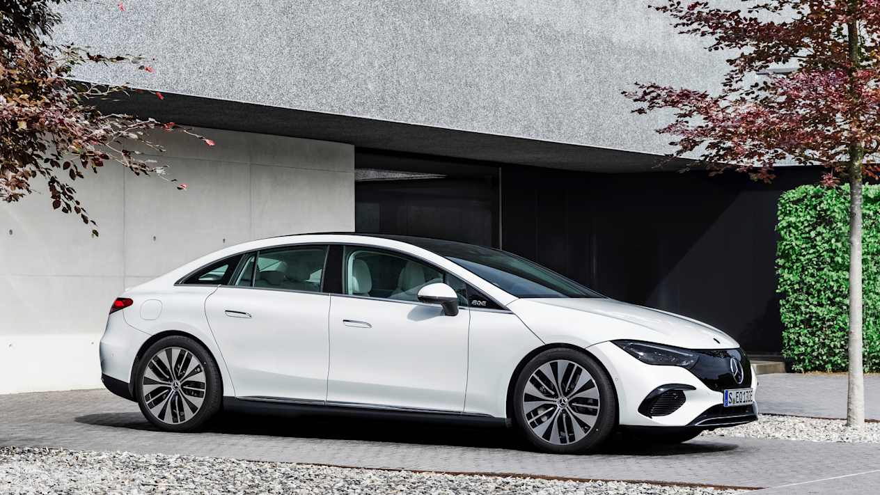 Mercedes EQE vue de profil garée