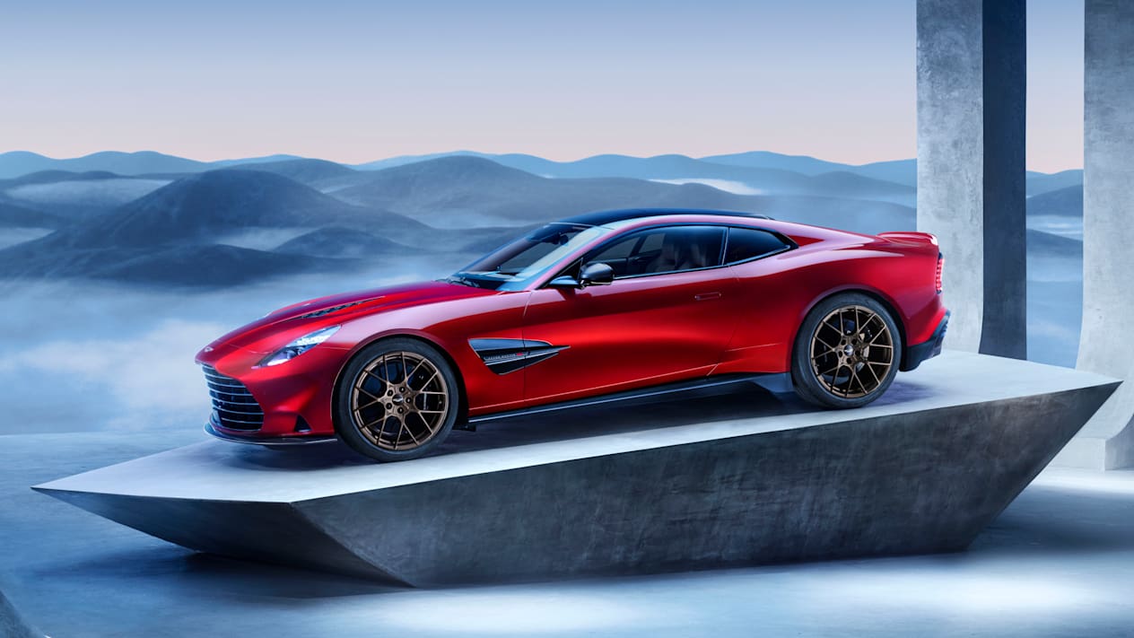 Aston Martin Vanquish 2024 : trois quarts avant gauche sur promontoire