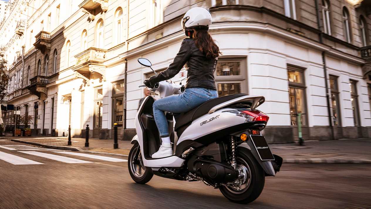 Yamaha D'elight 2021 : trois quarts arrière gauche en ville