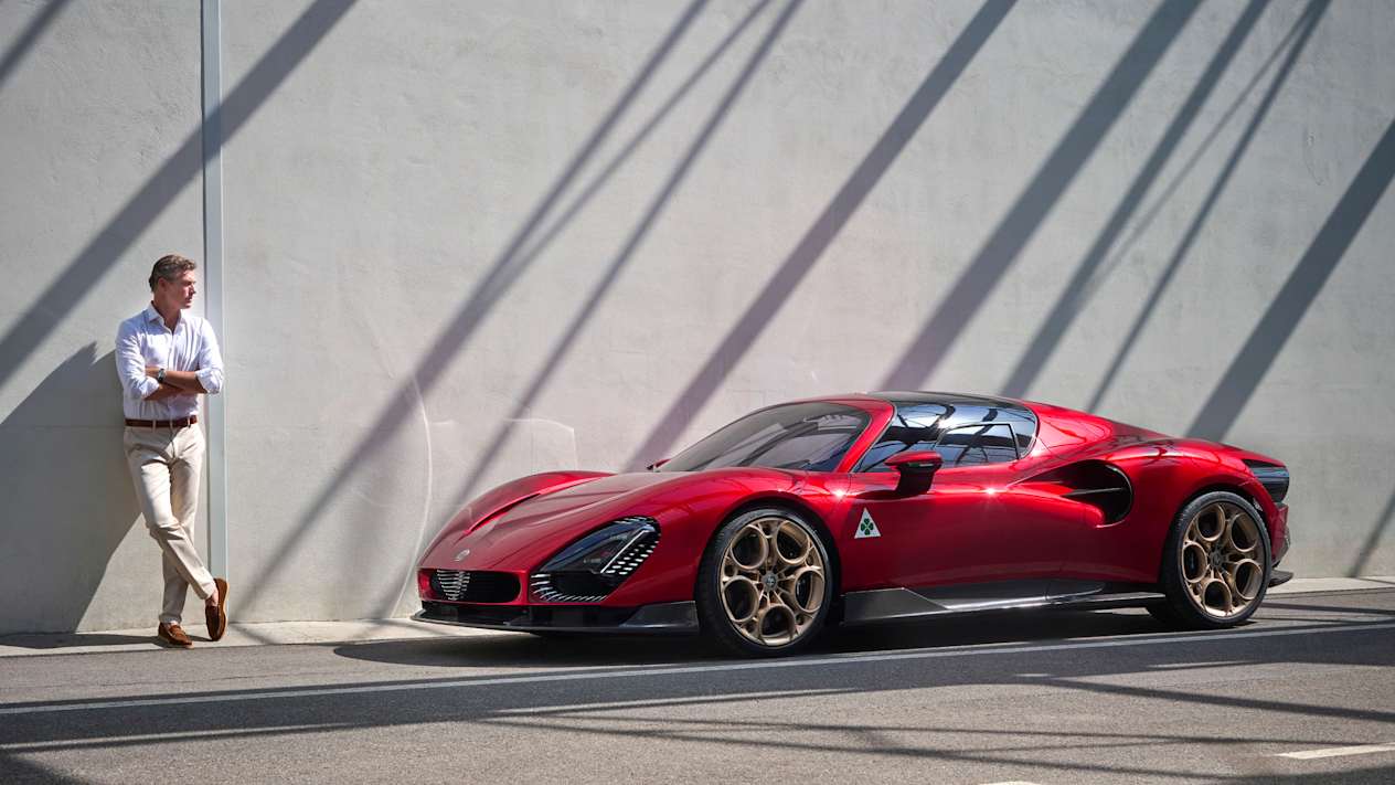 Alfa Romeo 33 Stradale 2023 : trois quarts avant gauche statique avec modèle
