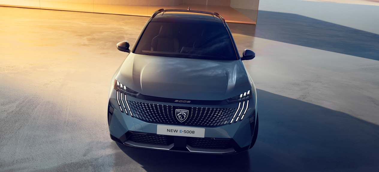 Peugeot 5008 2024 : face avant statique, vue plongeante