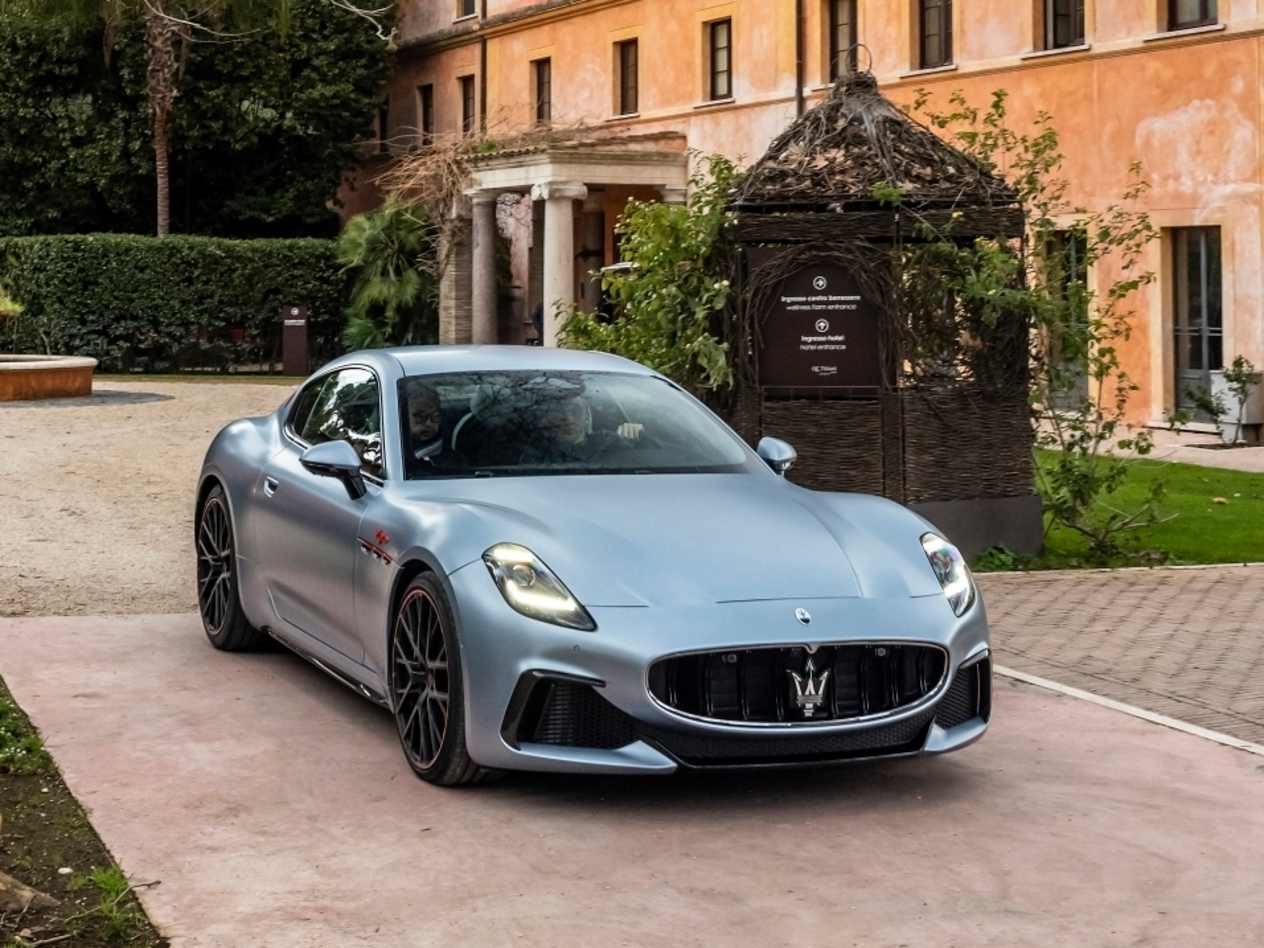 Maserati GranTurismo devant villa italienne