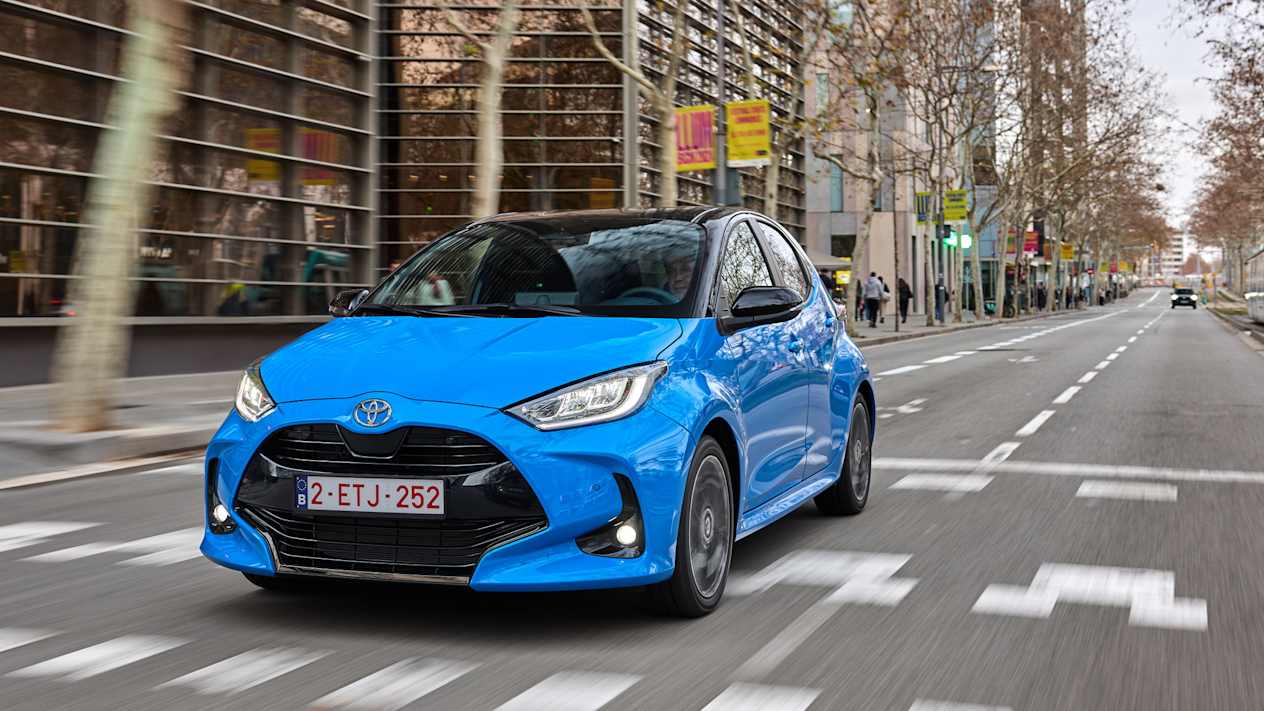 Toyota Yaris 2024 : trois quarts avant gauche en ville