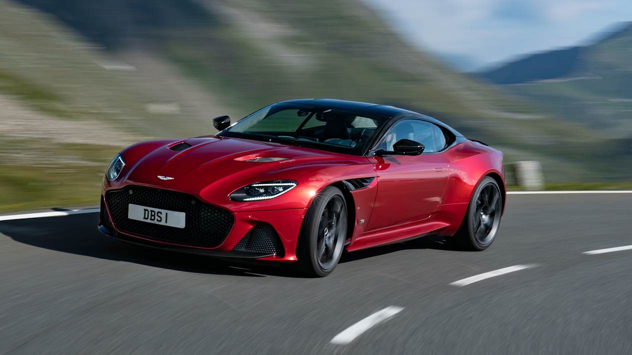 Aston Martin DBS : Trois quart avant dans un virage