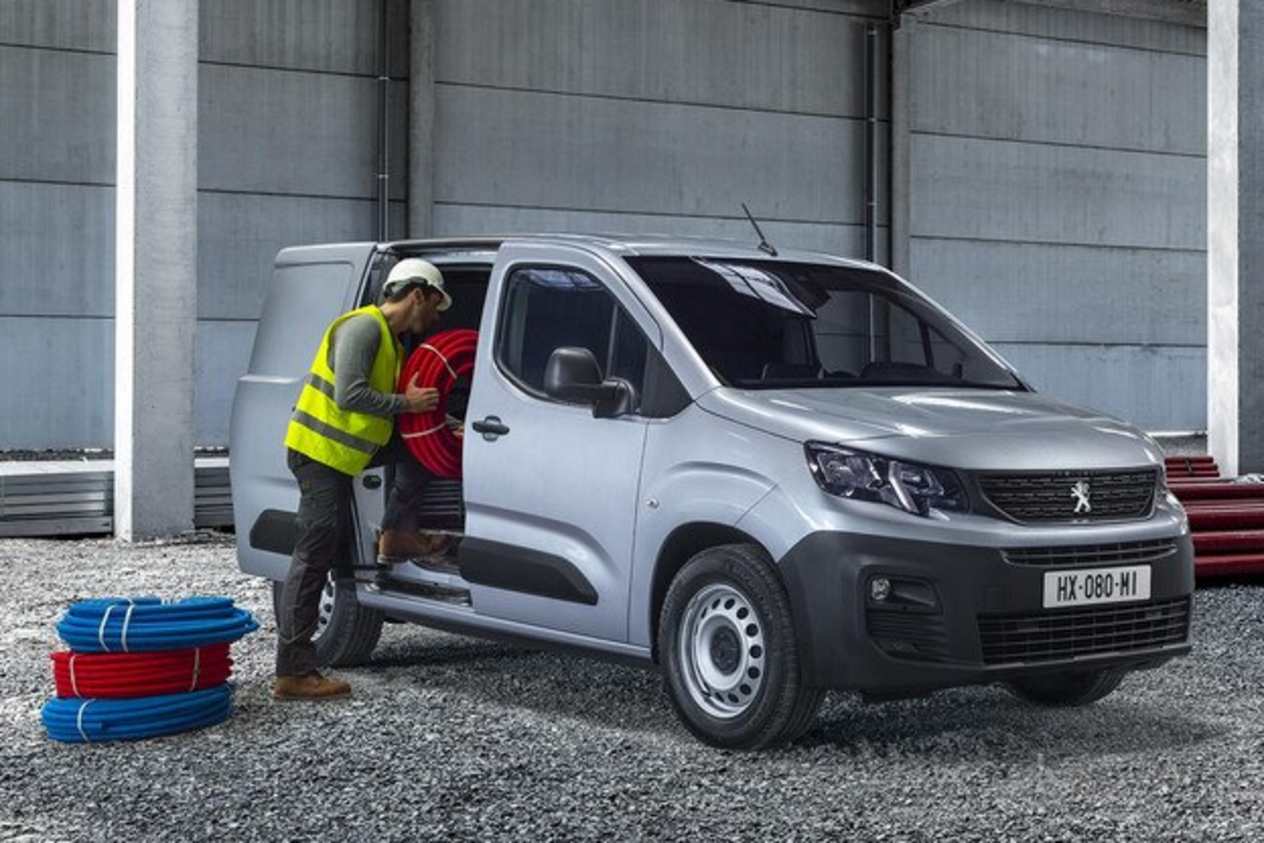 Peugeot Partner vue de trois quarts avant droit