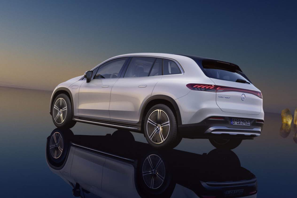 EQS SUV de Mercedes-EQ : Trois quart arrière guache en couleur blanche