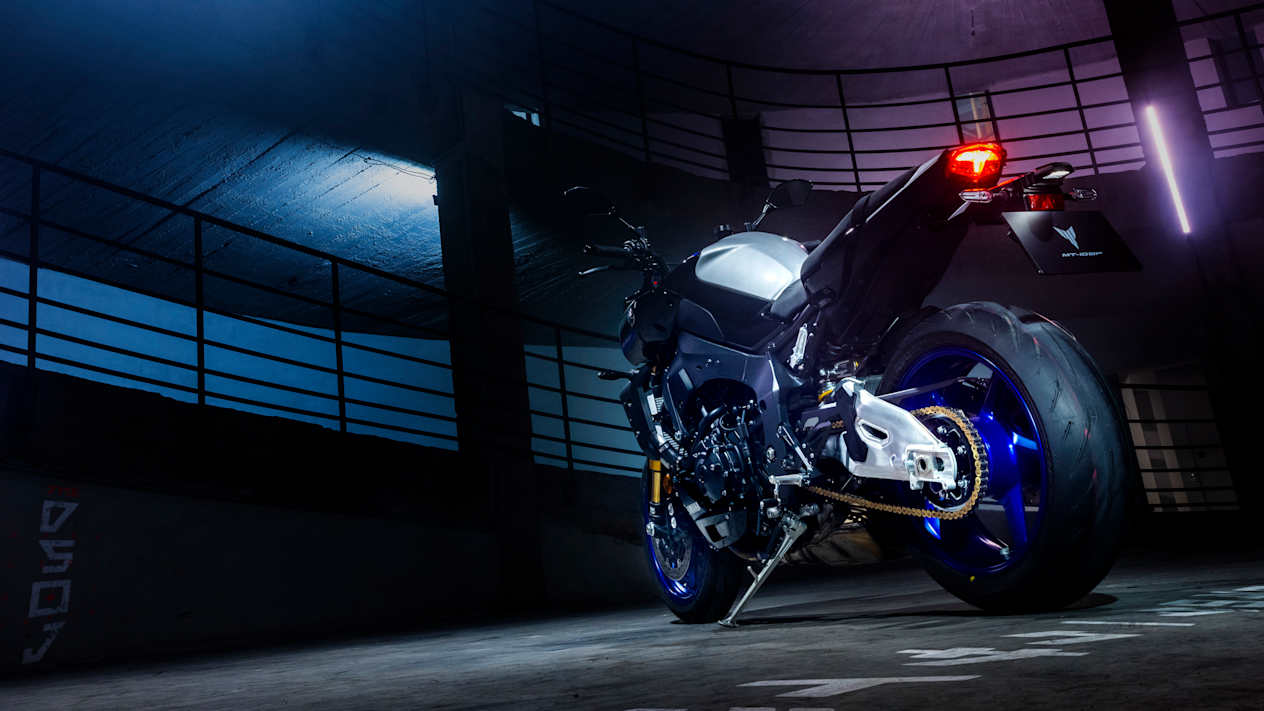 Yamaha MT-10 SP 2023 : trois quarts arrière gauche statique