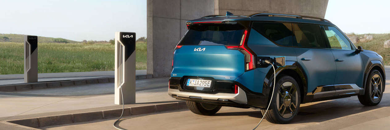 Kia EV9 GT-Line 2024 : trois quarts arrière droit en charge